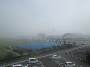 霧にかすむサンマリン球場